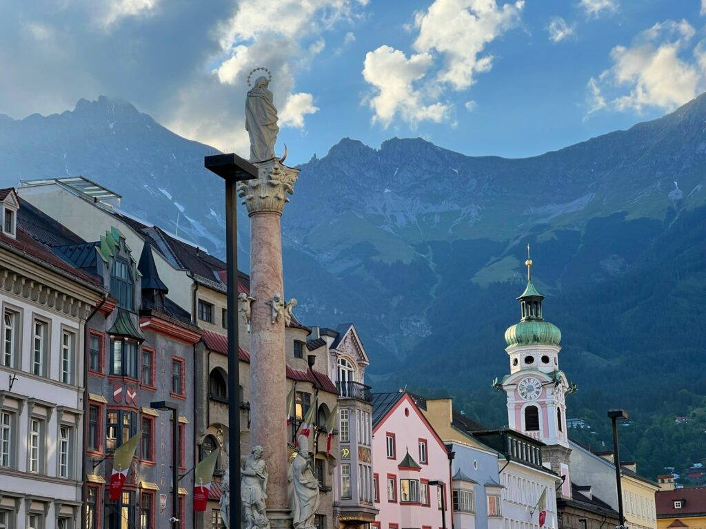 Blick auf die Altstadt von Innsbruck vor der Bergkulisse