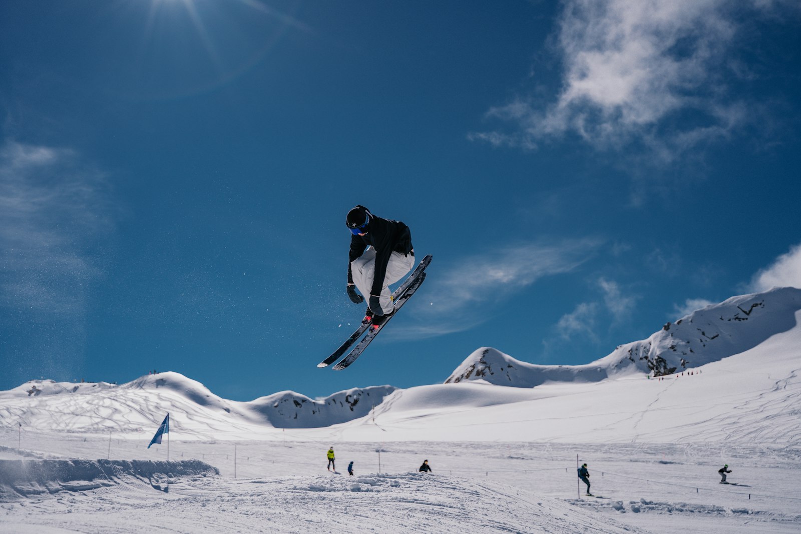 Skispringer fliegt durch die Luft – Wintersport am Bergisel