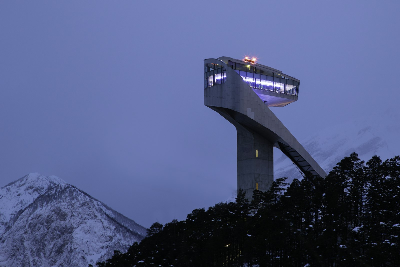 Bergisel Skisprungschanze in Innsbruck mit Bergkulisse