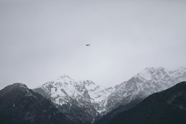 Vogel über verschneiten Alpengipfeln – Panorama Nordkette