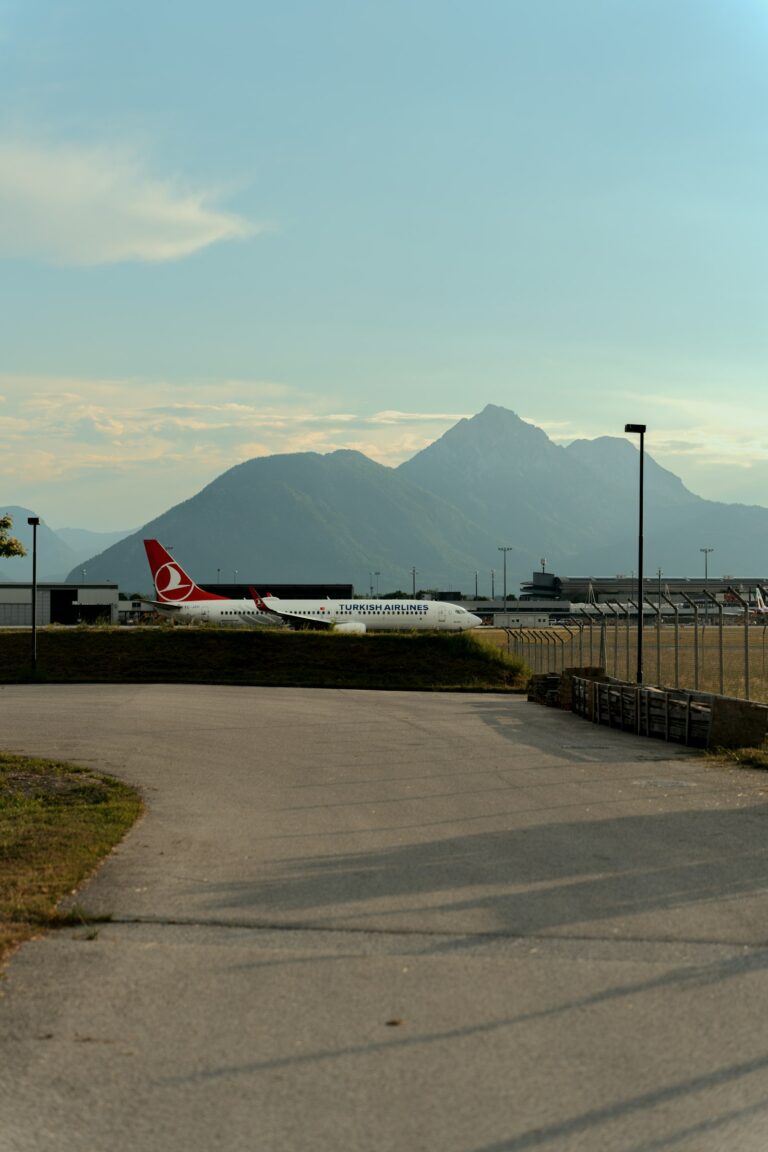 Flugzeug auf dem Vorfeld am Flughafen