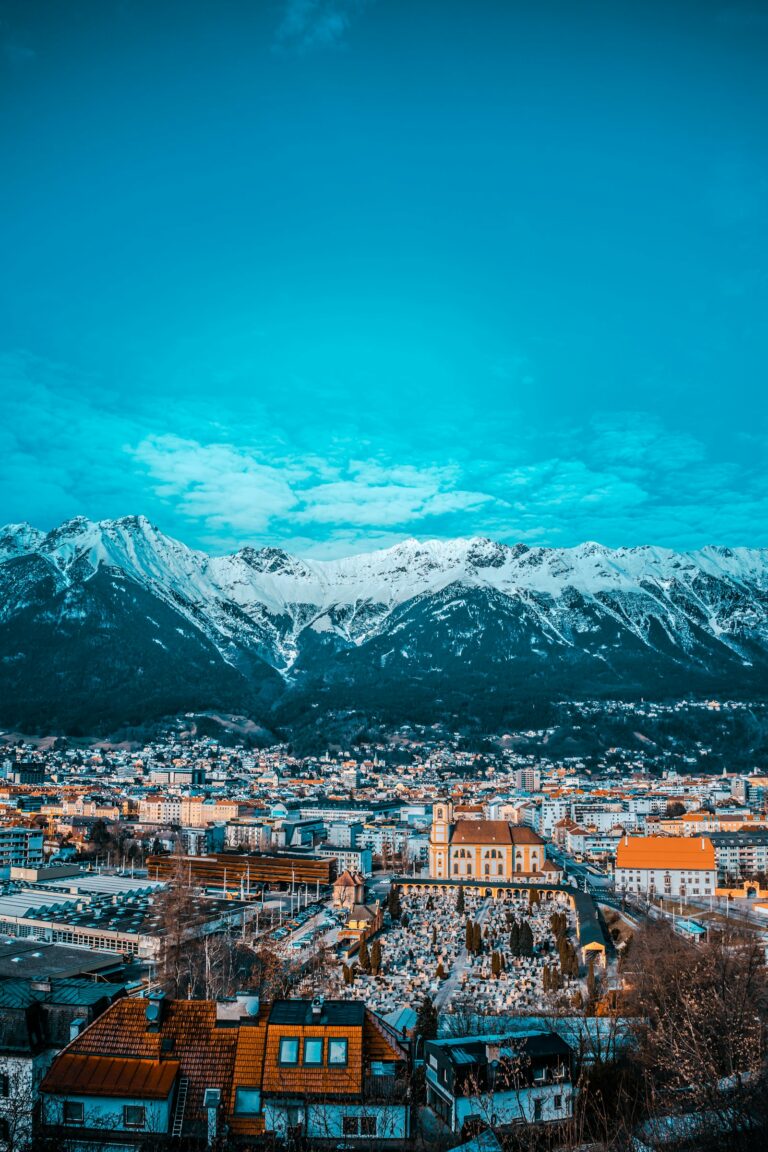 Innsbruck mit schneebedeckten Bergen im Winter