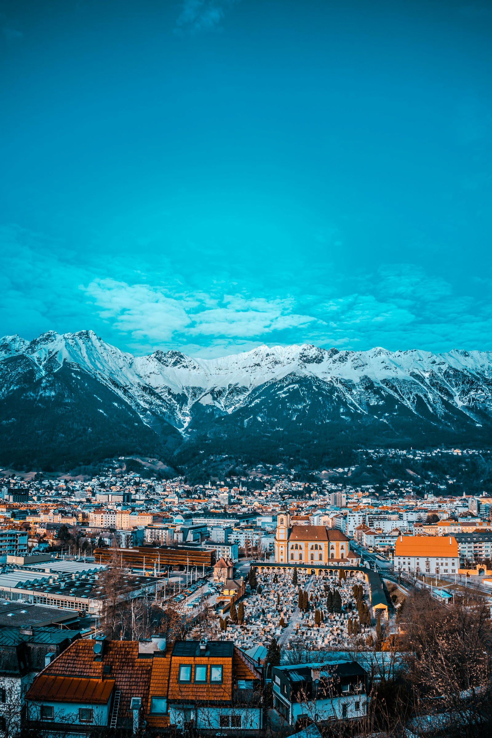Innsbruck mit schneebedeckten Bergen im Winter