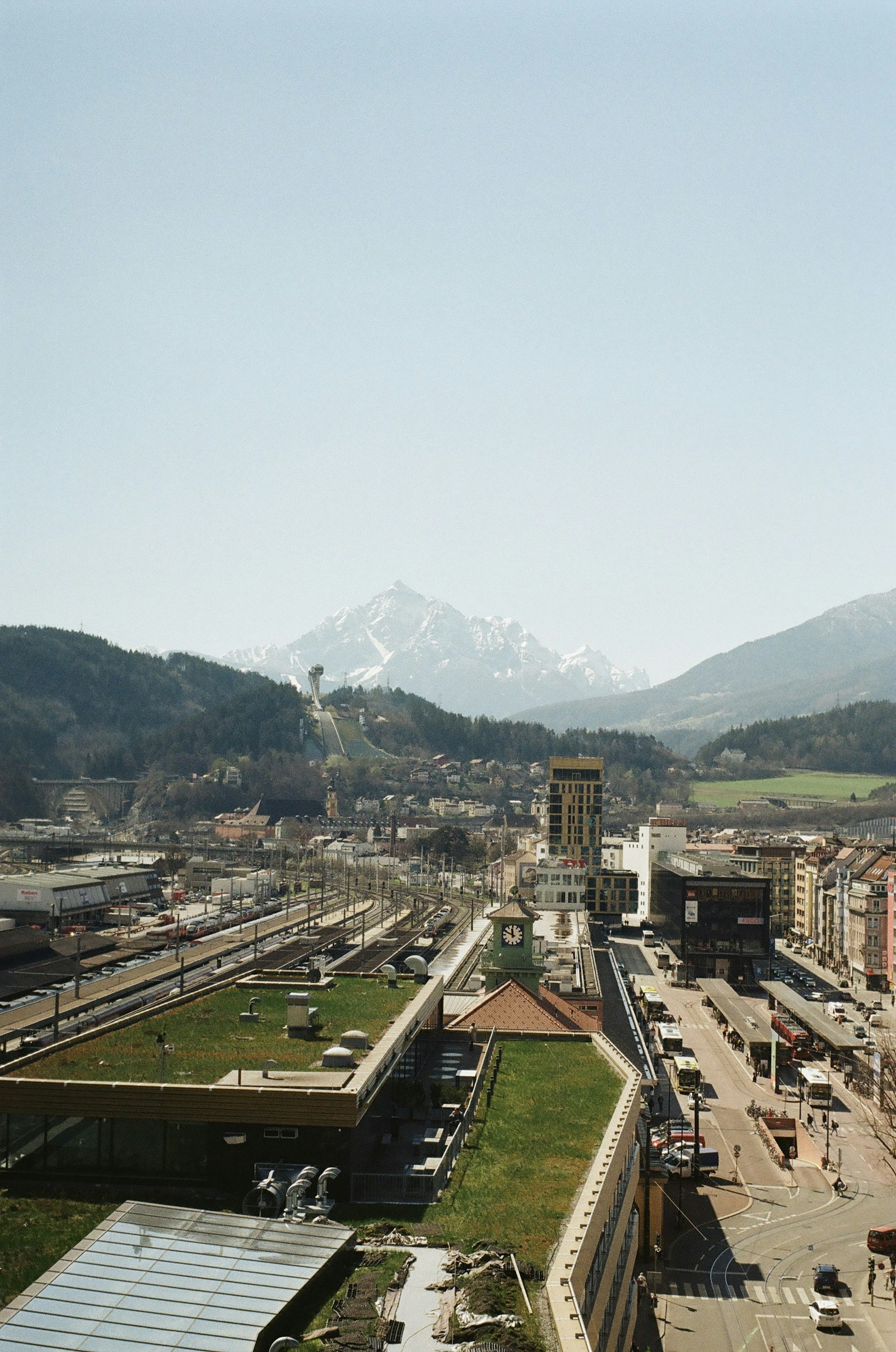 Blick auf Innsbruck mit den Tiroler Alpen im Hintergrund