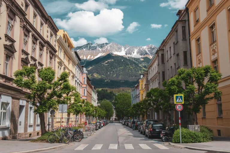 Innsbrucker Straßenzug mit der Nordkette im Hintergrund