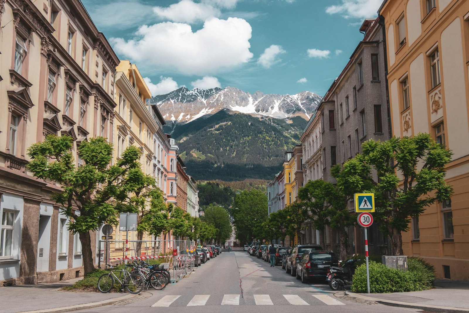 Innsbrucker Straßenzug mit der Nordkette im Hintergrund