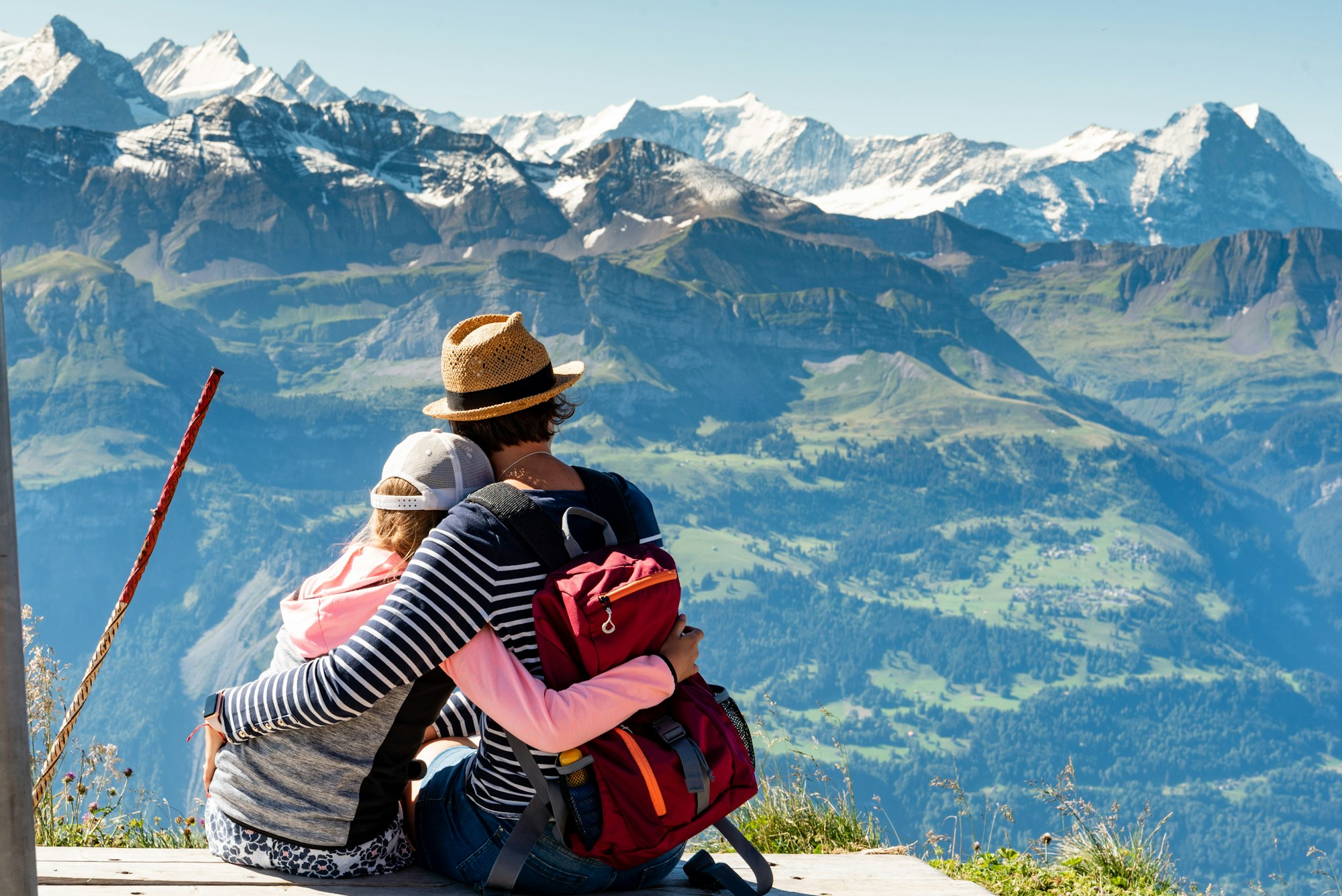 Familie beim Wandern in den Tiroler Alpen