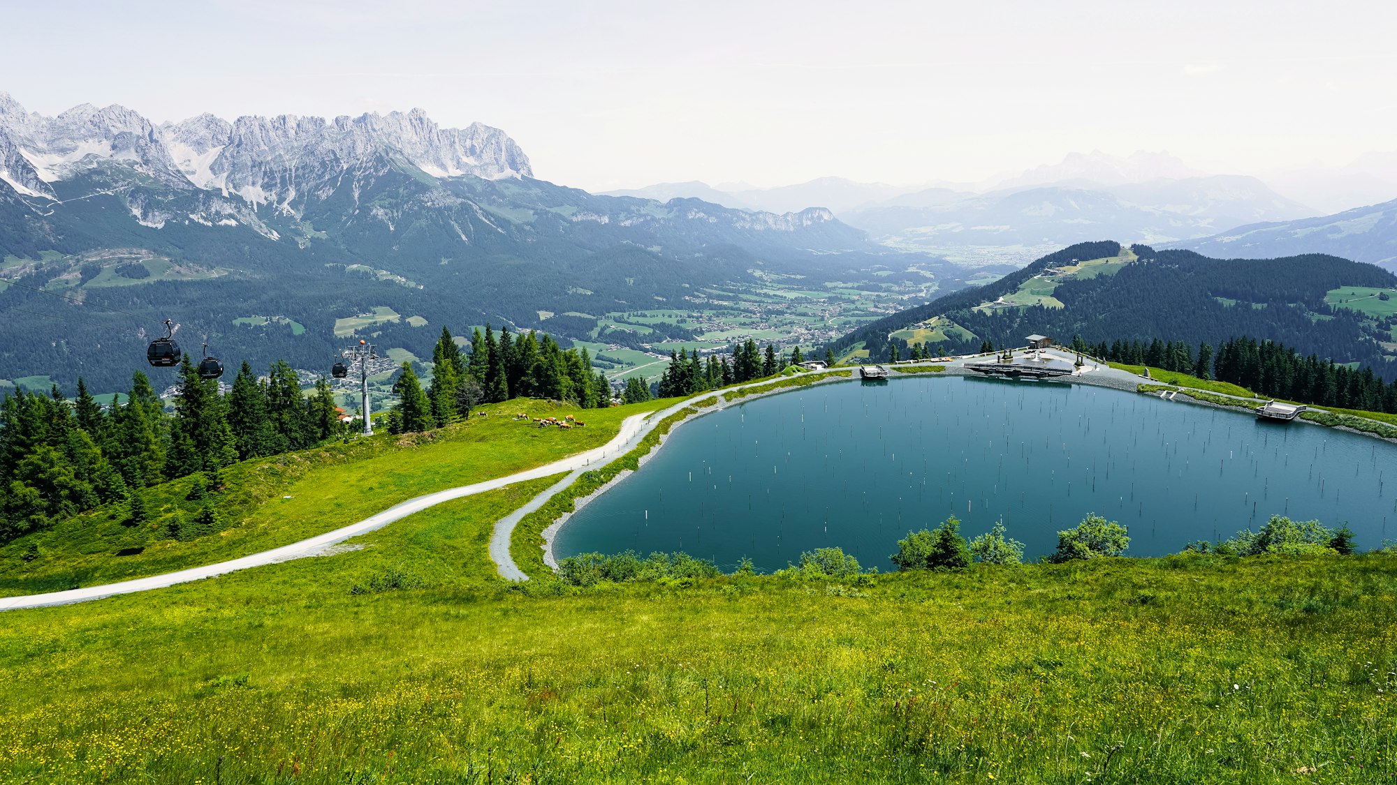 Sommerlicher Alpensee bei Innsbruck mit Bergpanorama