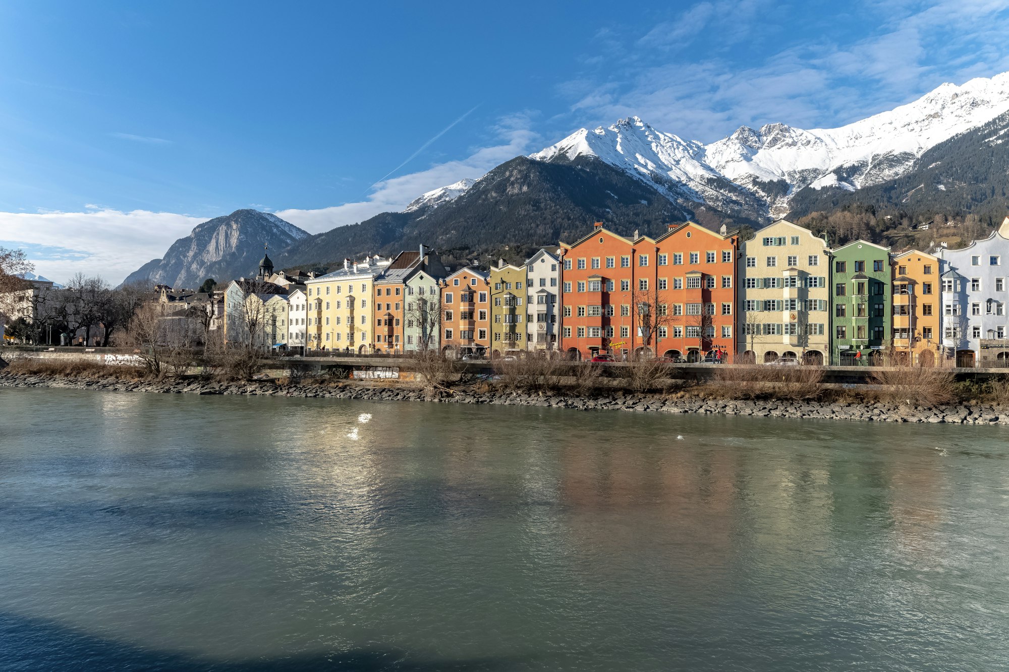 Innsbruck im Winter mit verschneiten Bergen und Altstadt