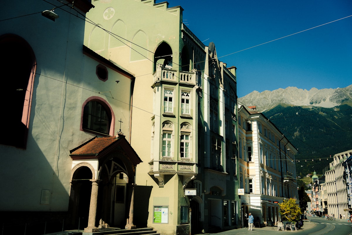 F-Bus (Flughafen-Shuttle) – Street view of old european buildings with mountains behind