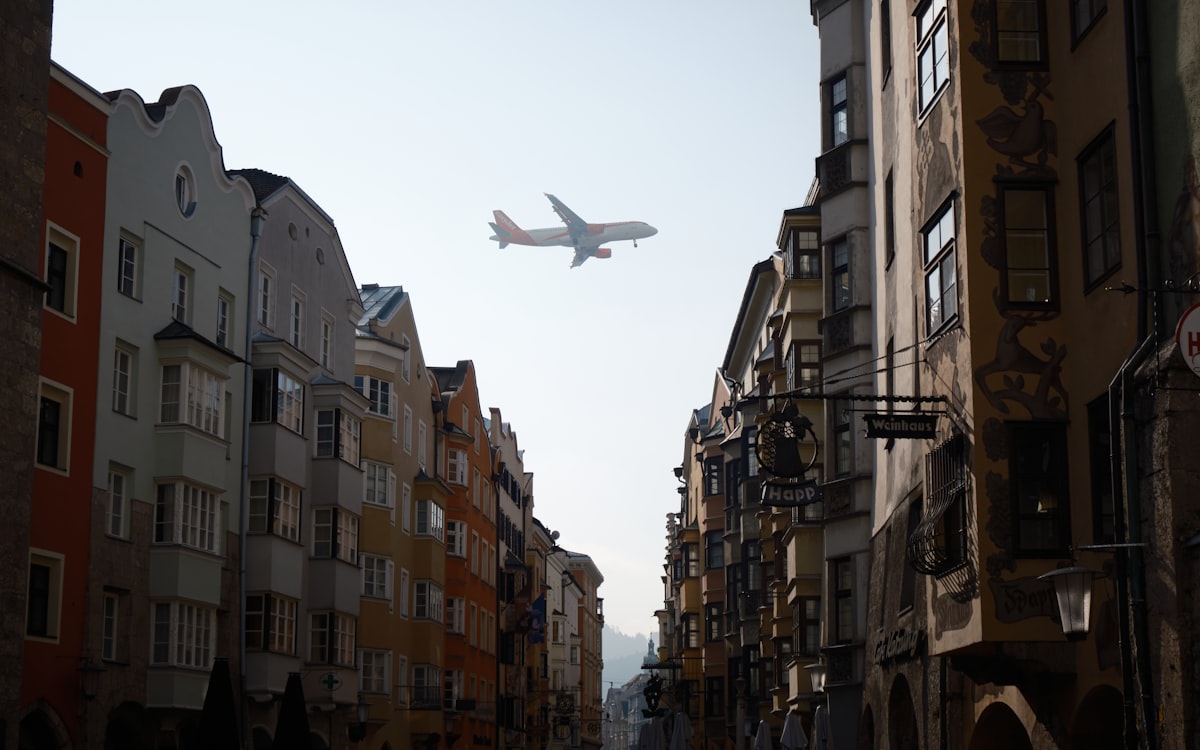 Flughafen Innsbruck (INN) – An airplane is flying over a city street