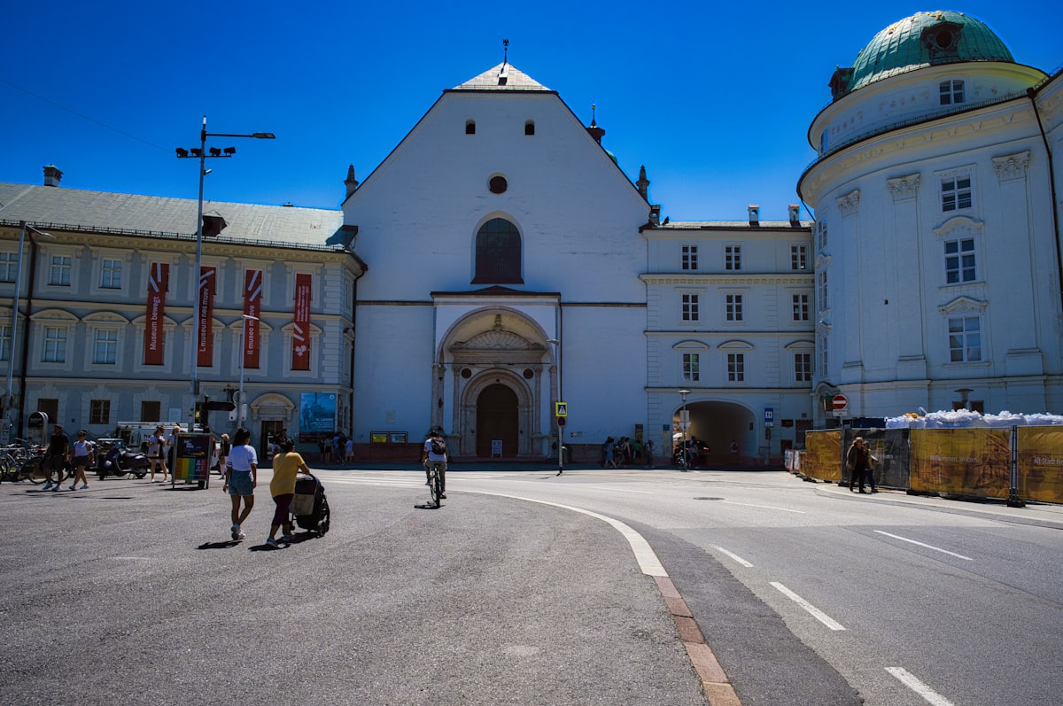 Hofkirche & Schwarze Mander – Historic white church facade in a sunny european city square