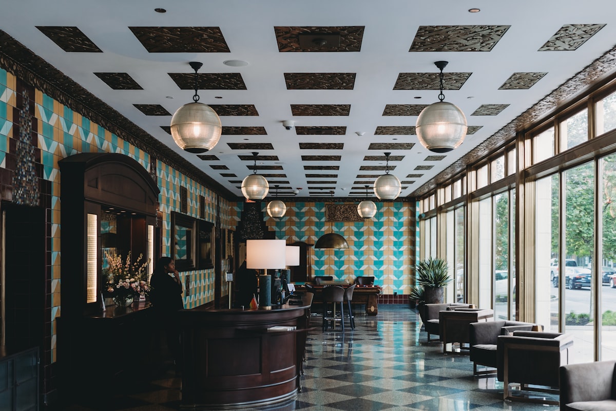 Hotel Grauer Bär – A room with a checkered floor and a bar