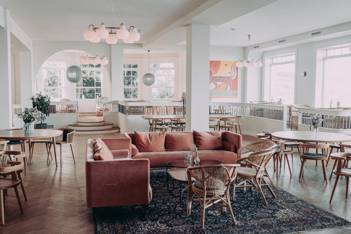 MEININGER Hotel Innsbruck Zentrum – A stylish lounge area with comfortable seating and tables