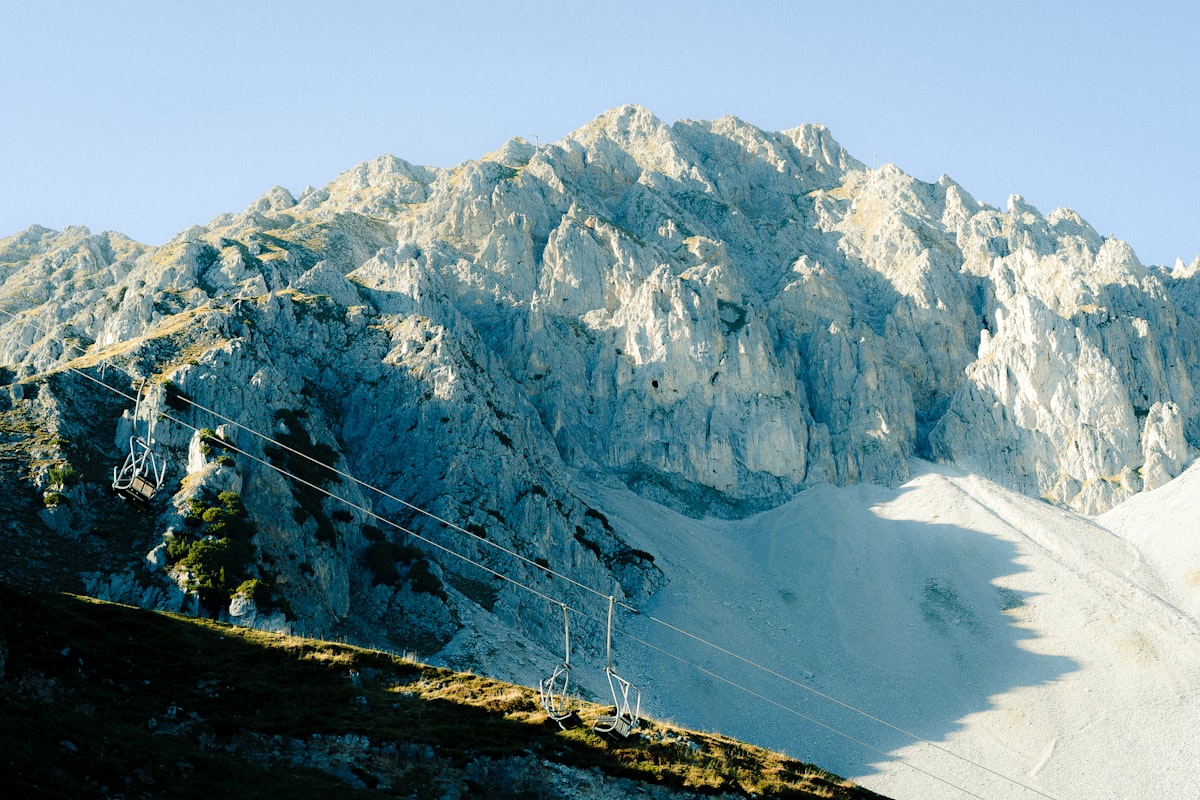 Nordkette & Seegrube – Ski lift ascends a rocky mountain slope