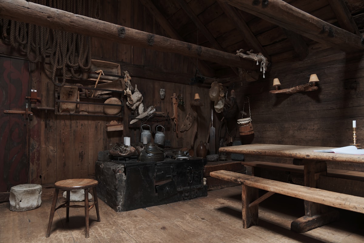 Stiftskeller – A room with a wooden table and benches