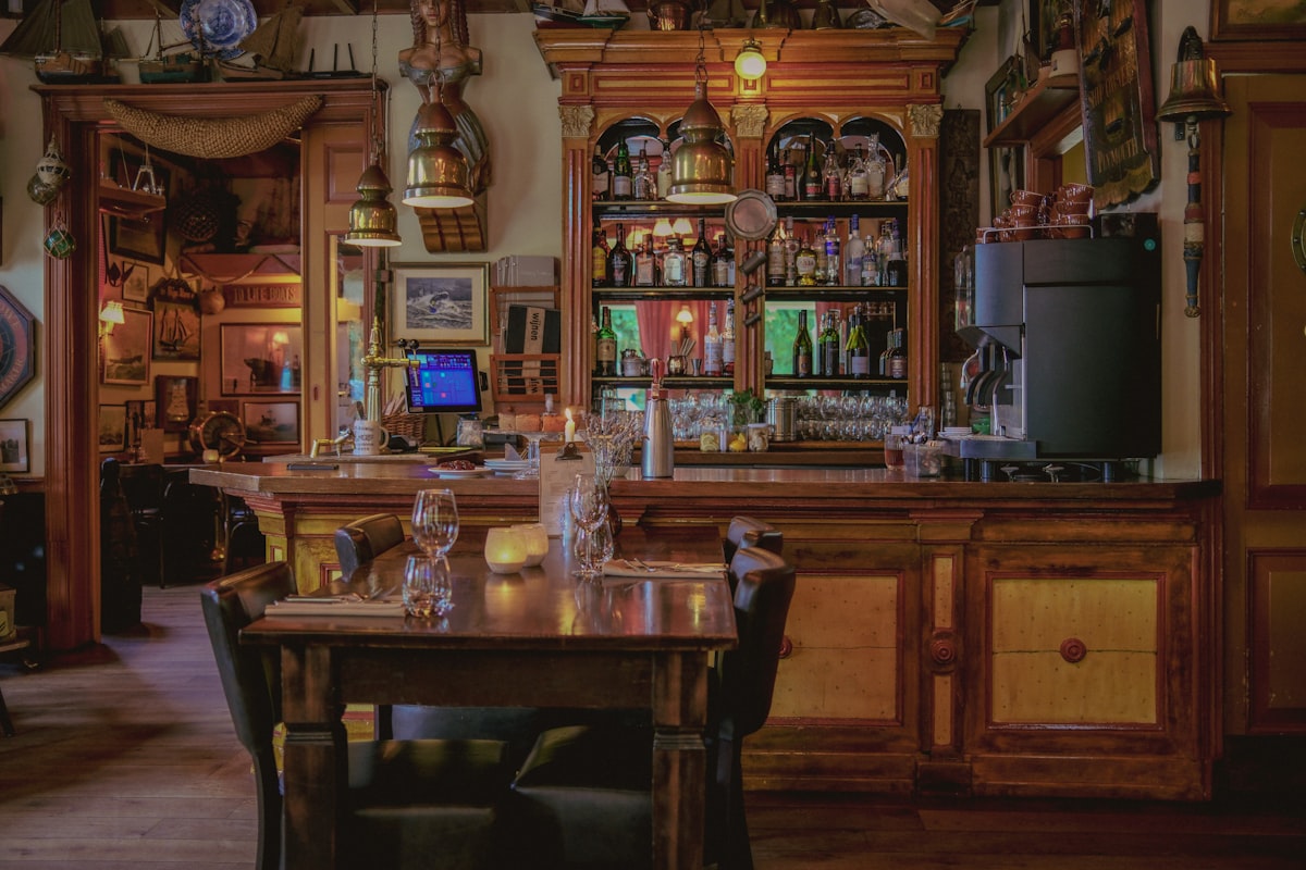 Weißes Rössl – A room filled with lots of wooden furniture